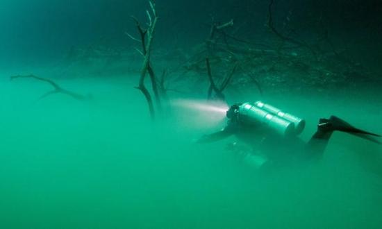 英国摄影师潜水时捕捉到神奇“水下湖”
