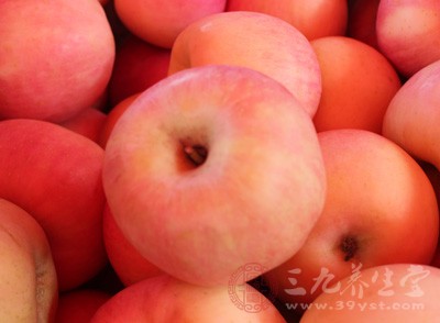 苹果含有极为丰富的果胶，是一种水溶性膳食纤维