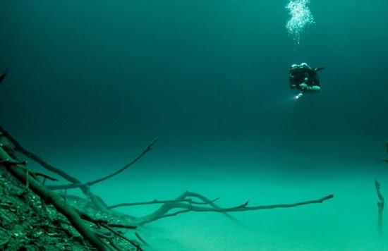 英国摄影师潜水时捕捉到神奇“水下湖”