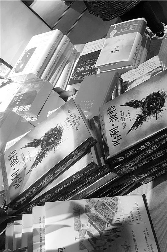 最受欢迎的《哈利·波特》被摆放在书店最显眼的位置。