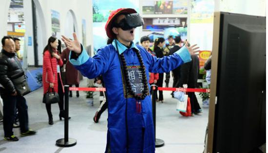 市民玩起“穿越”带VR眼镜体验美景。