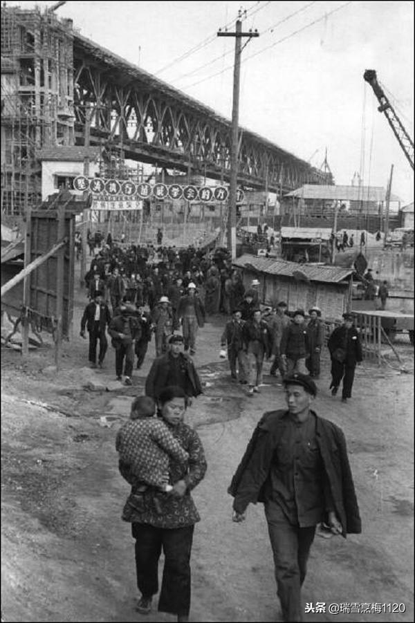 「武汉老照片」1956年长江大桥中苏友好宫