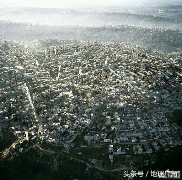 鸟瞰墨西哥城，城市规模令人震撼